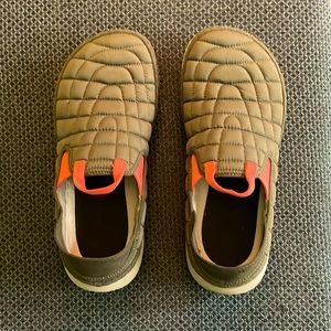 Merrell Hut Moc in Olive with pink detail. Keep your toes warm and comfortable!